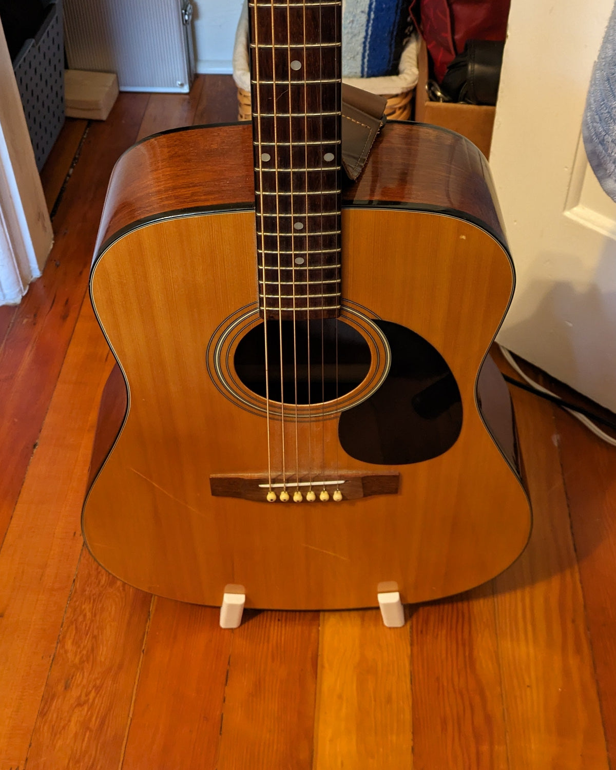 Vrijstaande 3D-geprinte standaard voor akoestische gitaar
