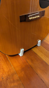 Vrijstaande 3D-geprinte standaard voor akoestische gitaar