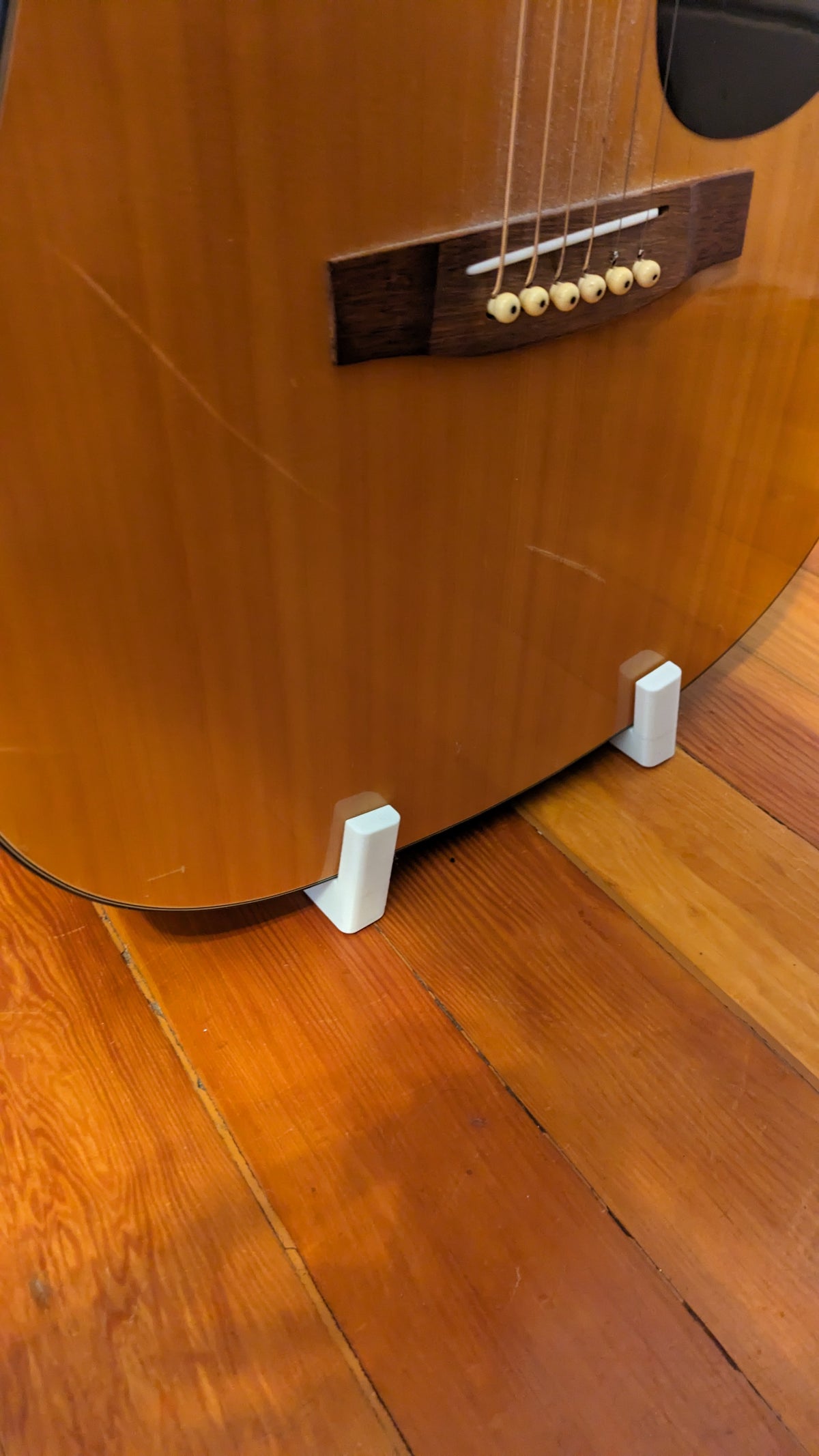 Vrijstaande 3D-geprinte standaard voor akoestische gitaar