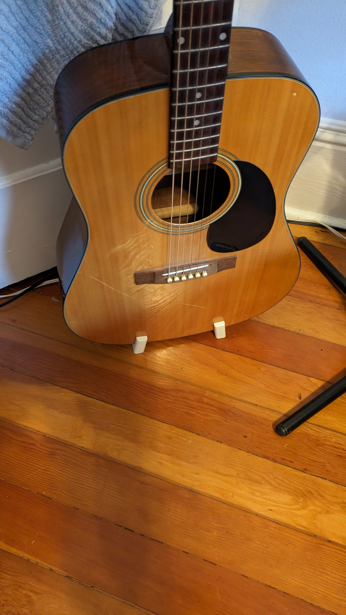 Vrijstaande 3D-geprinte standaard voor akoestische gitaar