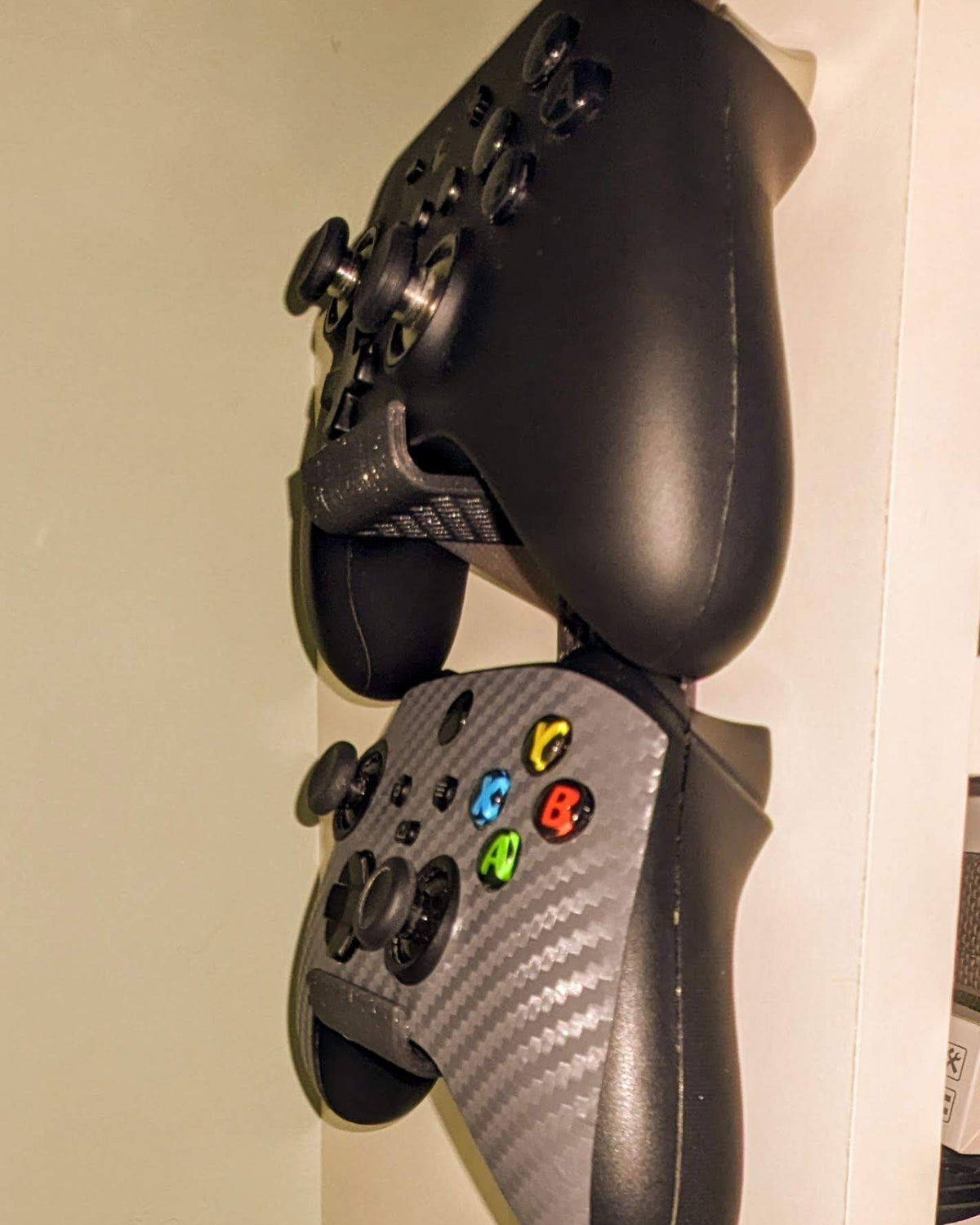 Wandbeugel voor 2 controllers en een koptelefoon