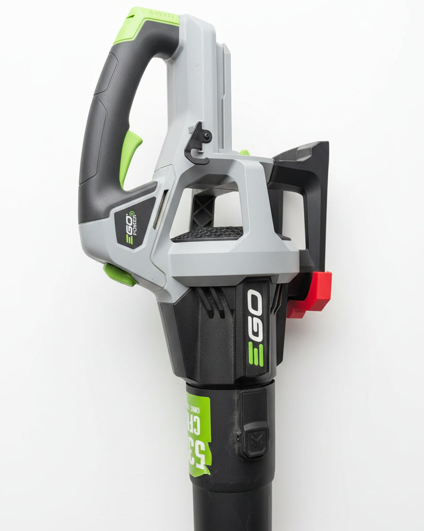 EGO 56V-wandhouder voor bladblazer – opgeruimd in de garage