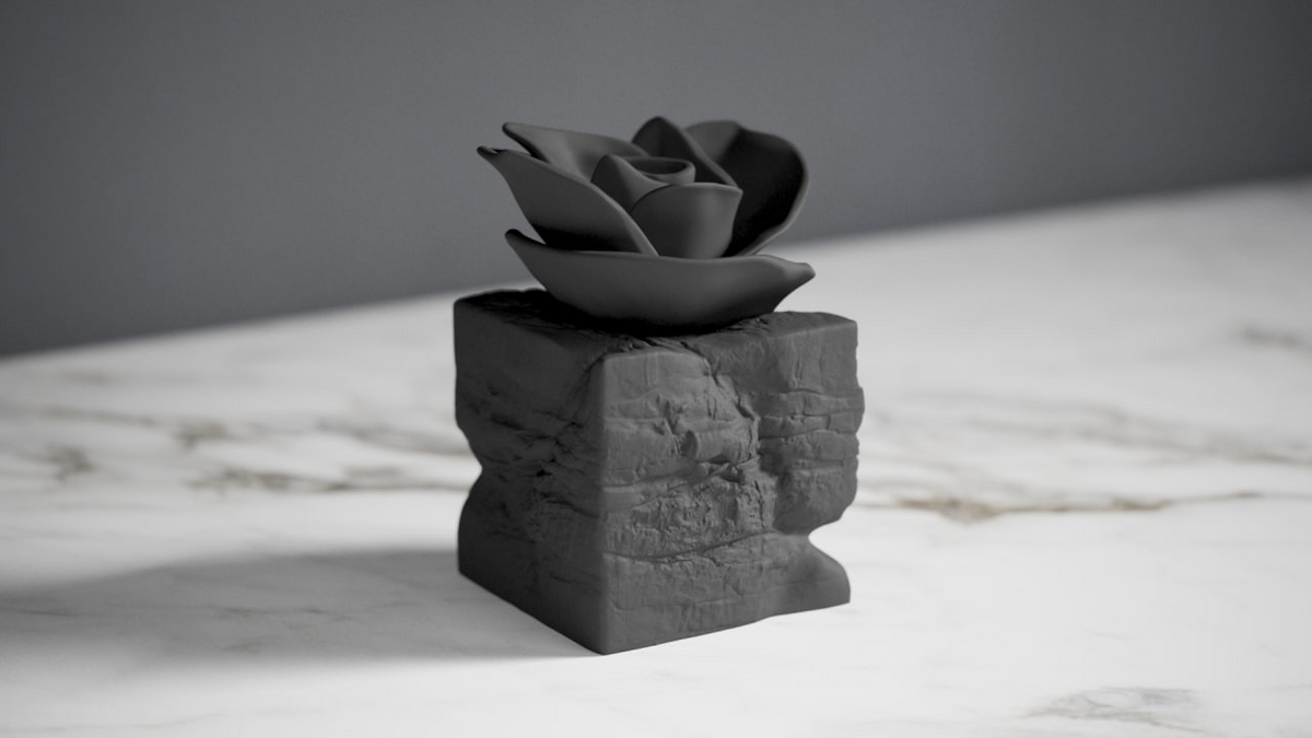 Eternal Bloom – sculptuur van zwarte roos op donker bureau naast boeken