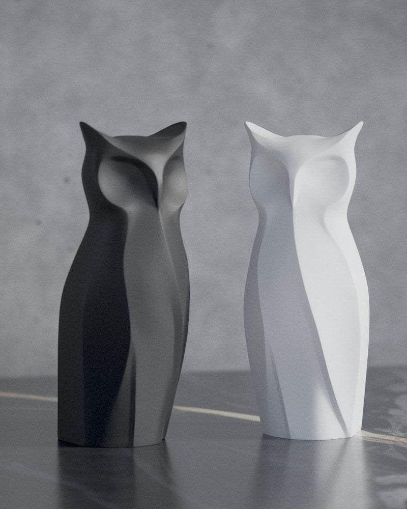 Nocturna – geometrische uilensculptuur in close-up met scherpe facetten tegen een neutrale achtergrond