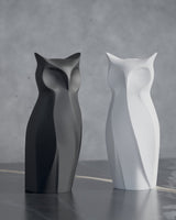 Nocturna – geometrische uilensculptuur in close-up met scherpe facetten tegen een neutrale achtergrond