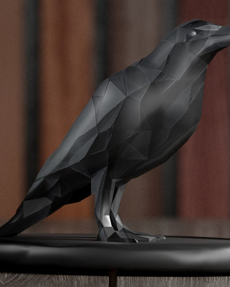 Low poly kraaiensculptuur in donkere geometrische vorm, close-up van de facetten