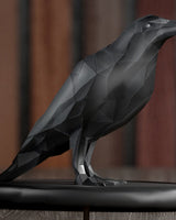 Low poly kraaiensculptuur in donkere geometrische vorm, close-up van de facetten