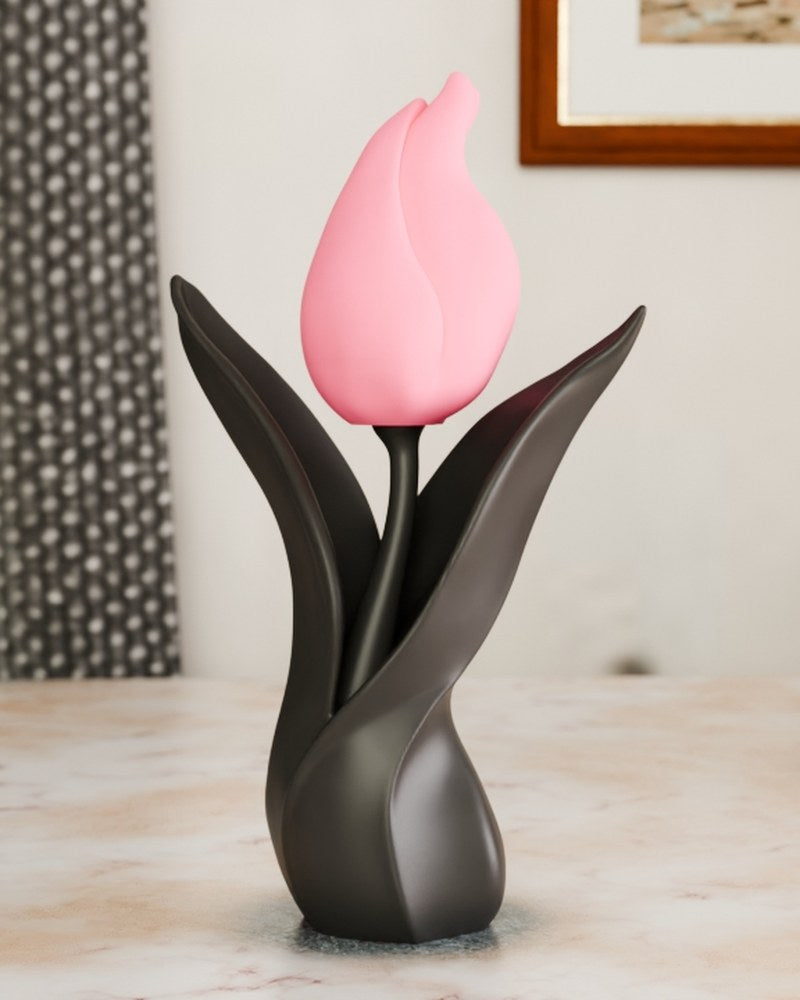Close-up van een minimalistisch tulpenbeeld met zwarte voet en gebogen bloemblaadjes