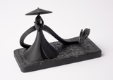 Shadow Samurai en drakenbeeld op een donkere houten plank met minimalistische Scandinavische decoratie