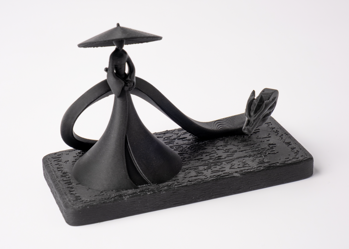 Shadow Samurai en drakenbeeld op een donkere houten plank met minimalistische Scandinavische decoratie