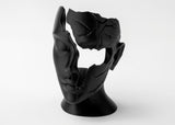 Abstract gebroken vrouwengezicht als beeld op een houten plank bij matte keramiek