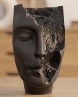 Close-up van het abstracte gezichtsbeeld The Hollow Face met gesloten ogen en organische breuken