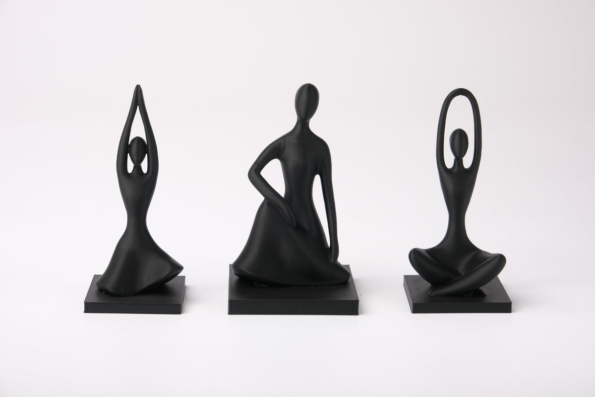 Harmony Pose Trio op houten plank naast kleine plant en keramische schaal