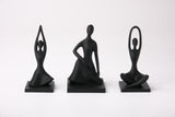 Harmony Pose Trio op houten plank naast kleine plant en keramische schaal