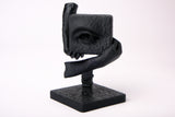 The Witness – surrealistisch beeld op een donker houten bureau met minimalistische decoratie