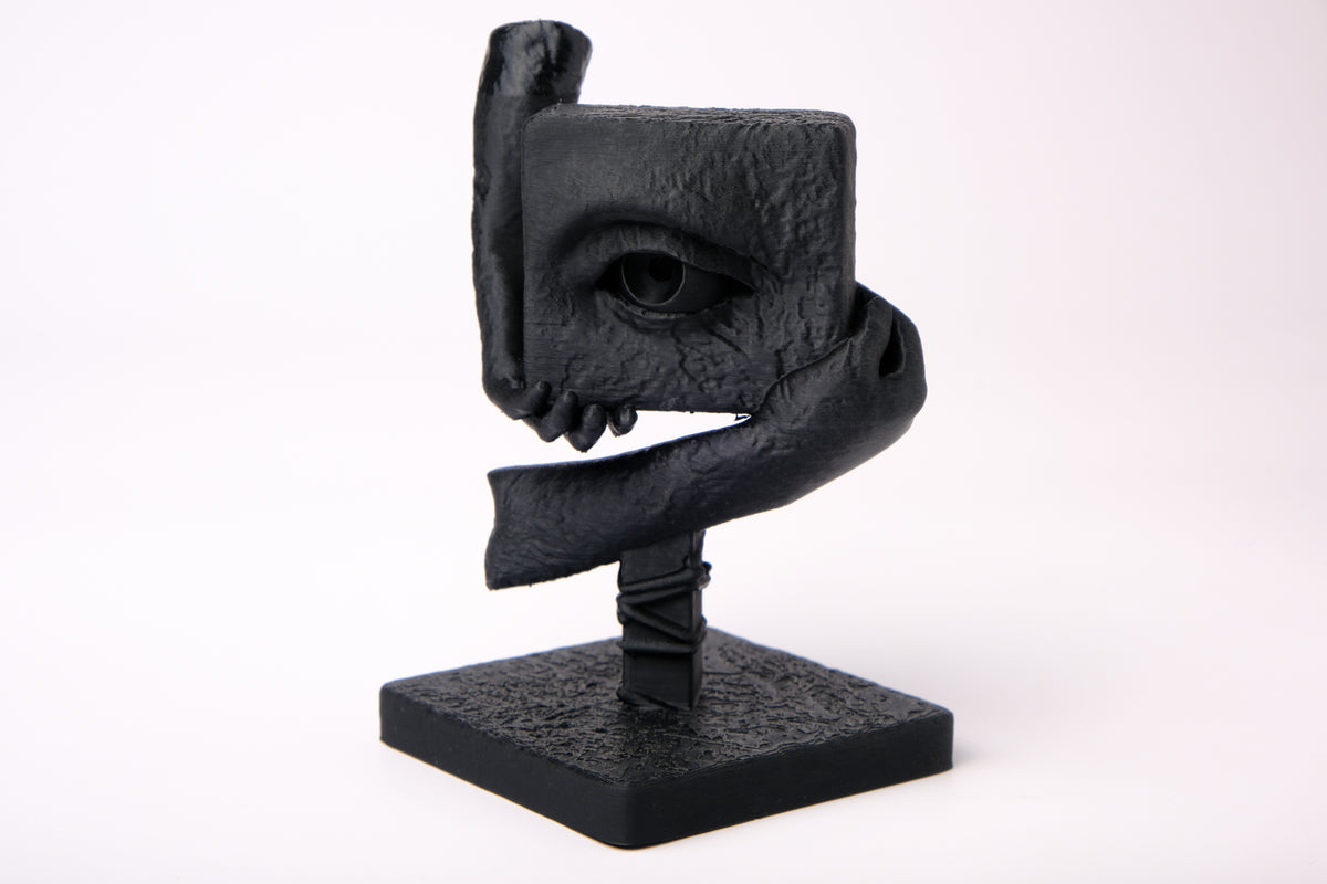 The Witness – surrealistisch beeld op een donker houten bureau met minimalistische decoratie