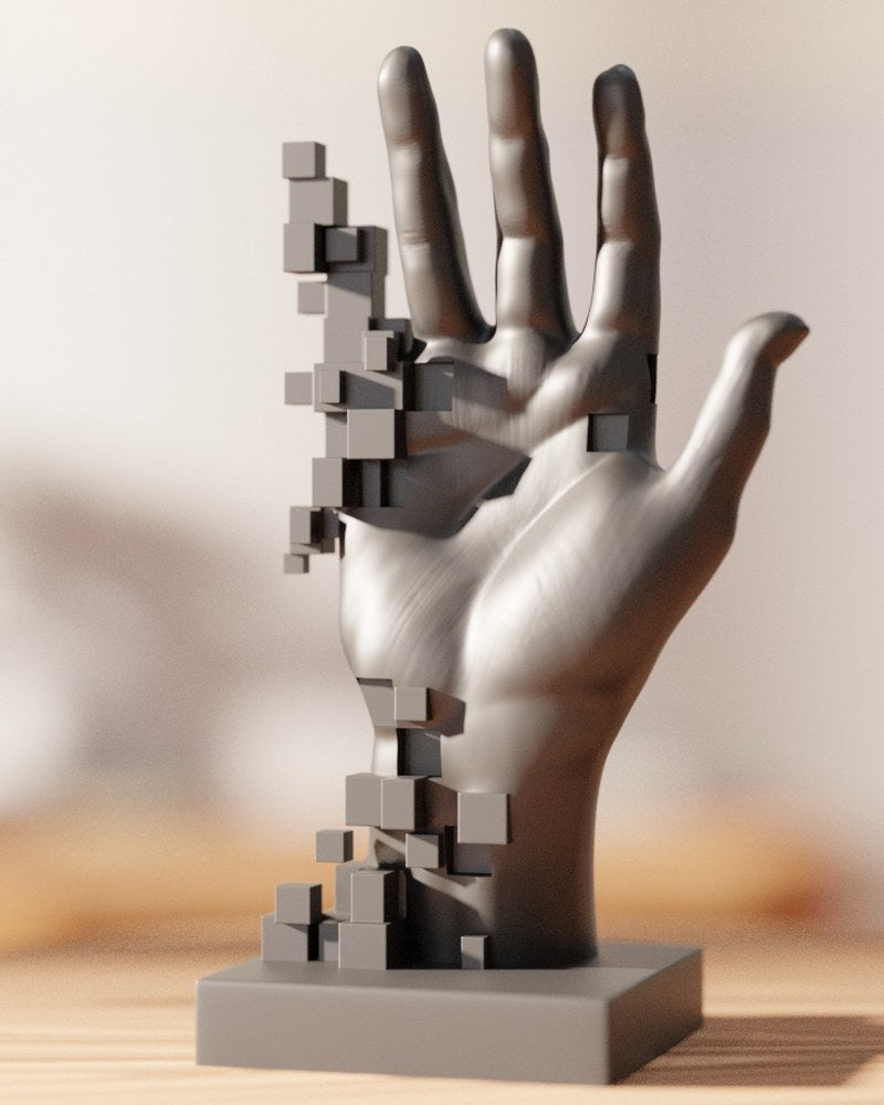 Gepixelde handsculptuur in matte afwerking, vooraanzicht tegen een neutrale achtergrond