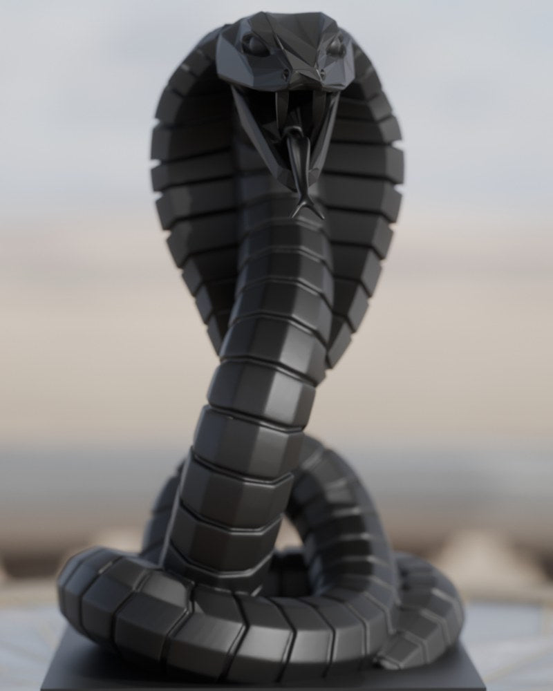 Close-up van het Vipercoil-cobrabeeld met gesegmenteerd, gepantserd lijf, klaar om aan te vallen