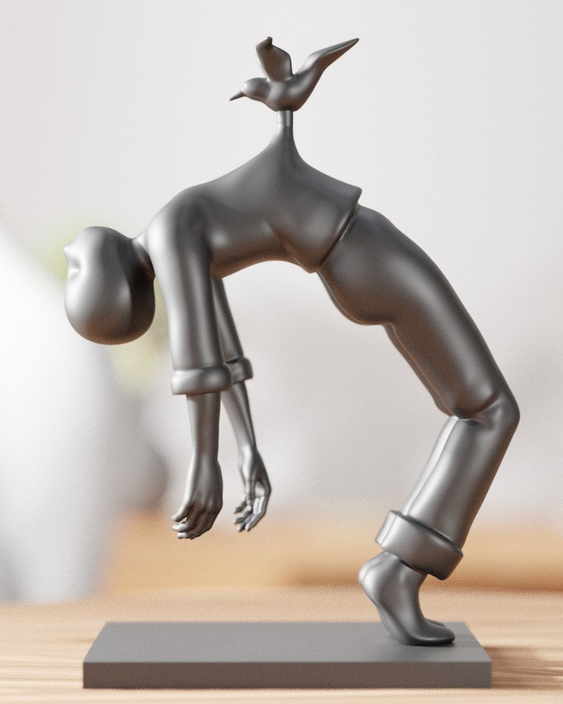 Close-up van het surrealistische Bird of Burden-figuur: gezichtsloze figuur naar achteren gebogen met een vogel op de rug