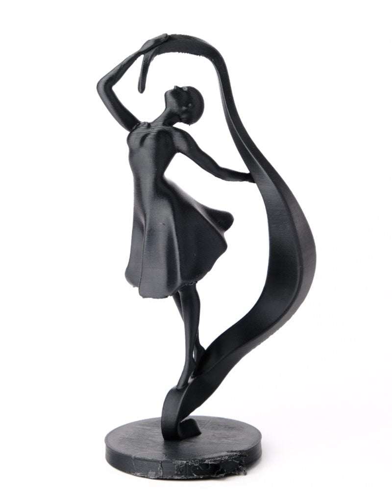 Elegante sculptuur van danseres in wit met lintachtige vorm, van voren gezien
