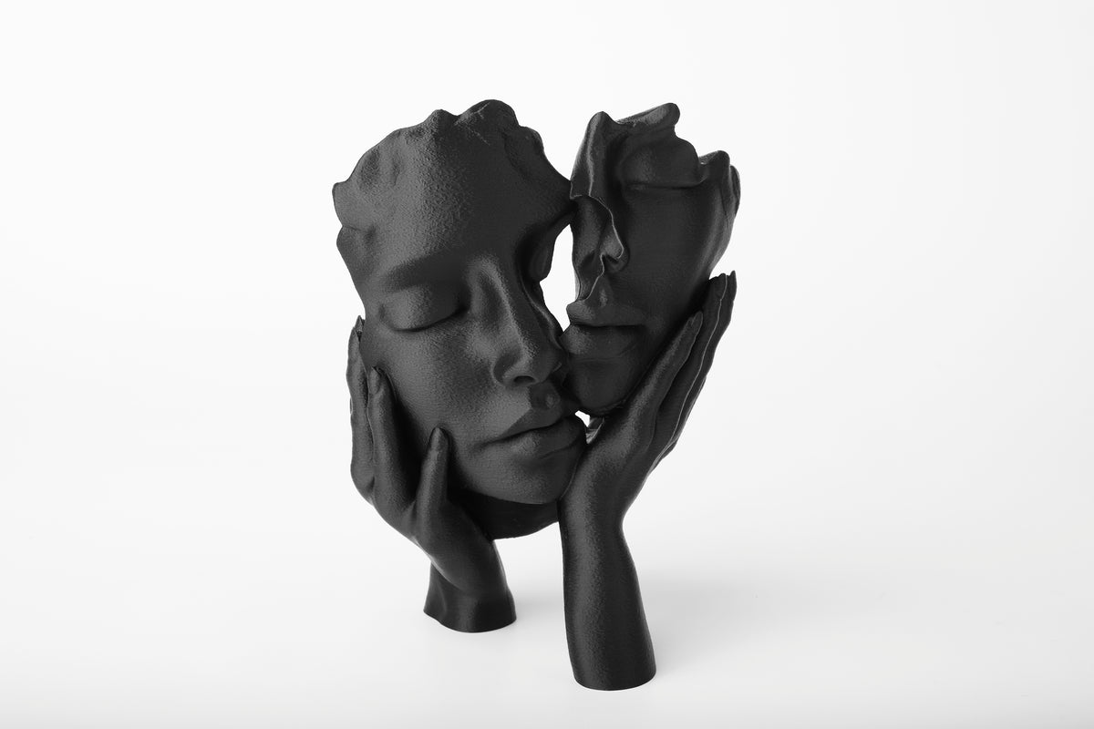 Ethereal Embrace – abstracte gezichtssculptuur op donkere houten plank in zacht licht