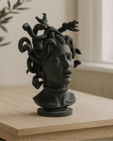 Medusa-buste met gesloten ogen en gedetailleerd slangenhaar tegen een neutrale achtergrond