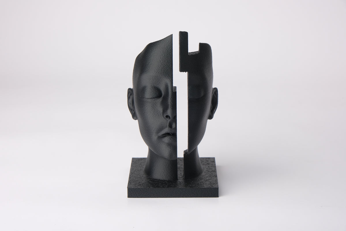 Mind Gap – abstracte buste op een donkere houten plank met minimalistische decoratie