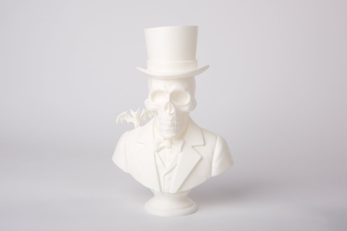 Gotische skeletsculptuur op donkere houten plank met kaarsen en gedroogde planten
