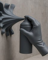 Close-up van een hyperrealistisch beeld van een hand met een spuitbus midden in een straal