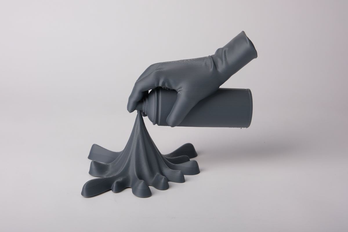 Beeld van een hand met spuitbus op een betonnen plank in modern urban interieur