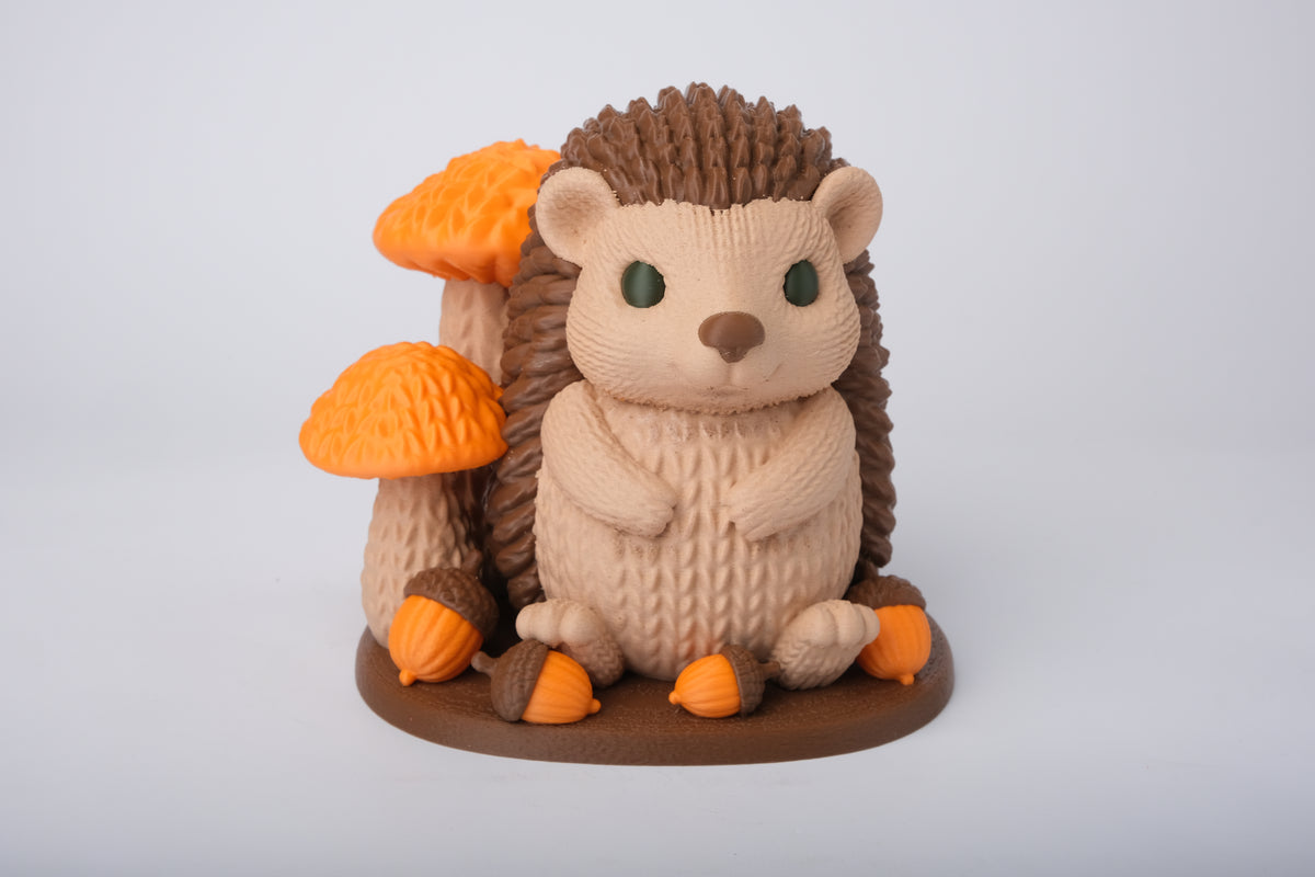 Egelfiguur op houten plank met herfstbladeren, kaarsen en gedroogde planten