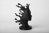 Fluid Mind – abstracte buste op houten dressoir naast kleine plant en linnen