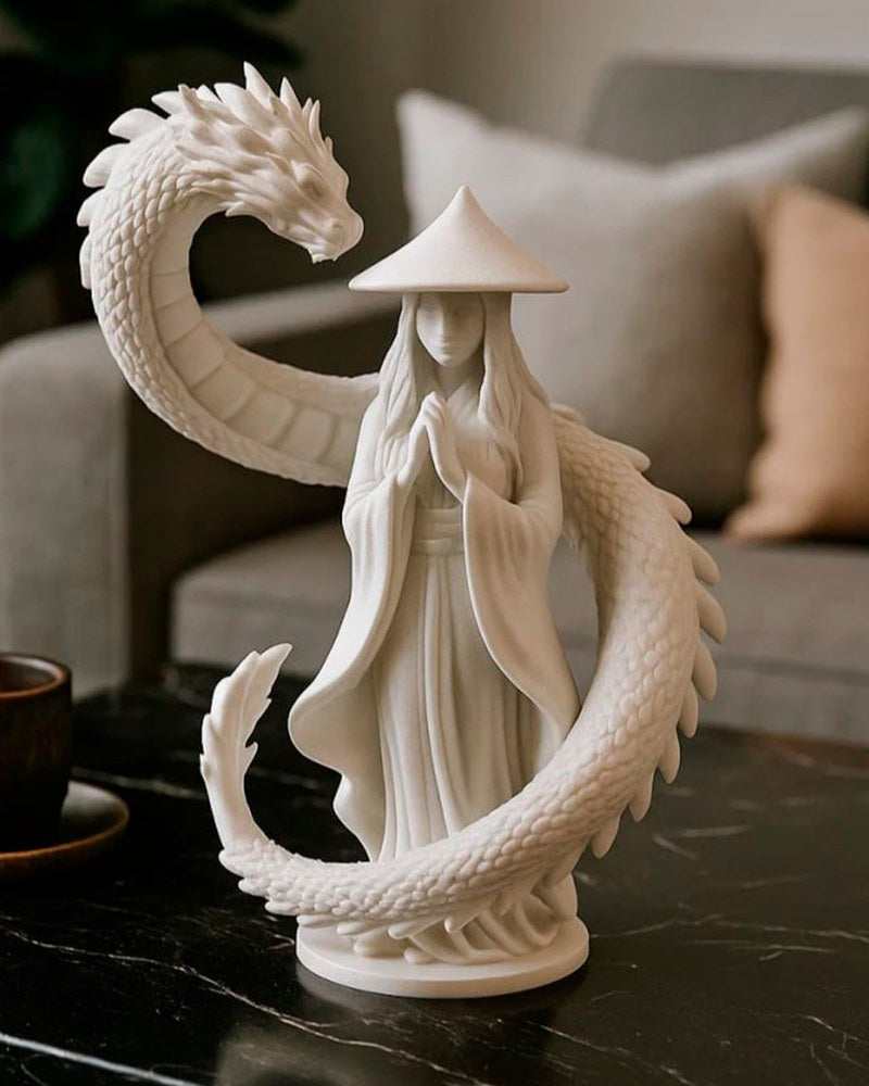 Close-up van drakenwachter – figuur in mantel met kronkelende draak in mat wit