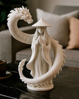 Close-up van drakenwachter – figuur in mantel met kronkelende draak in mat wit