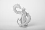 Fantasysculptuur van drakenwachter op minimalistische donkere houten plank