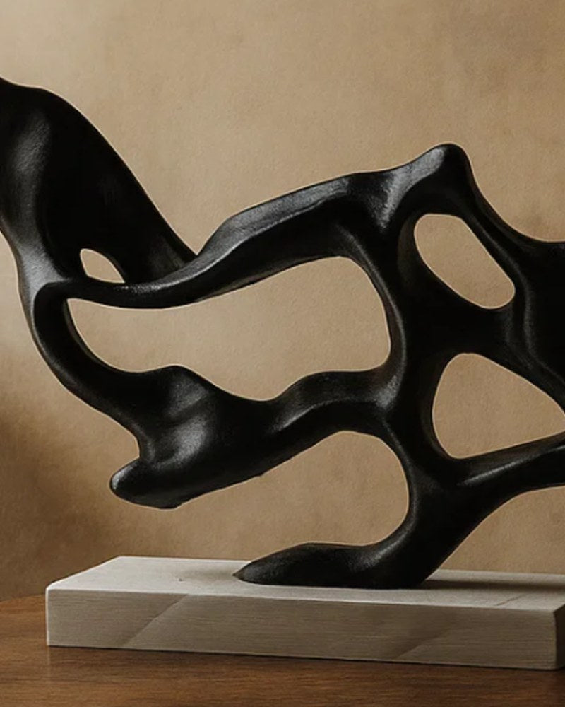 Close-up van het abstracte Flow Structure-beeld in mat zwart met organische rondingen