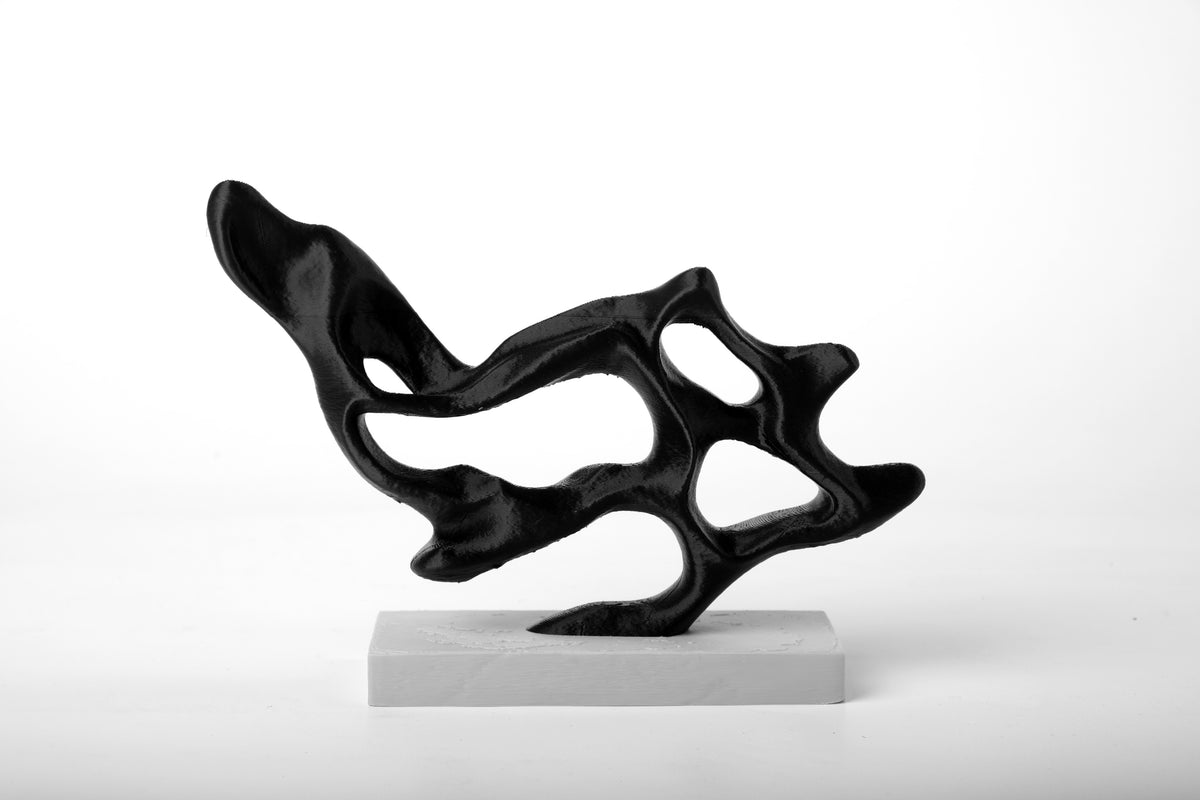 Flow Structure – abstracte sculptuur op minimalistische plank in zacht daglicht