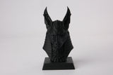 Anubis-buste op een donkere houten plank met kaarsen en minimalistische decoratie