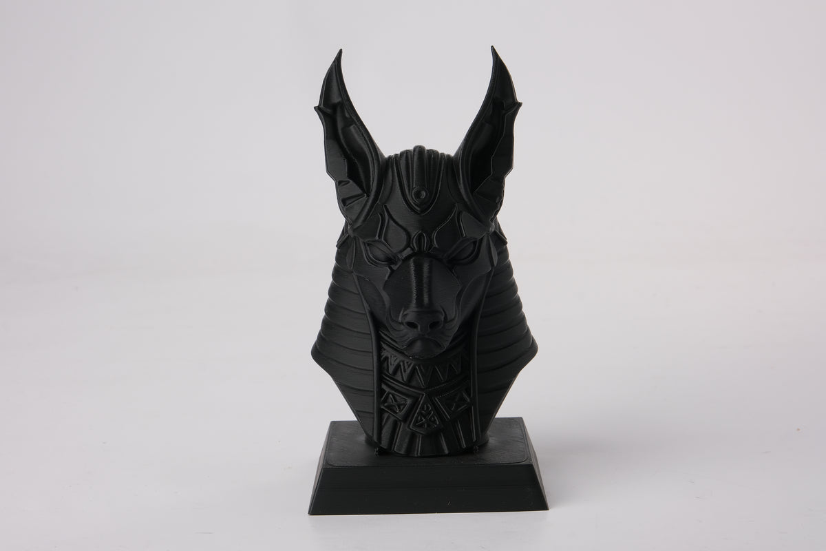 Anubis-buste op een donkere houten plank met kaarsen en minimalistische decoratie