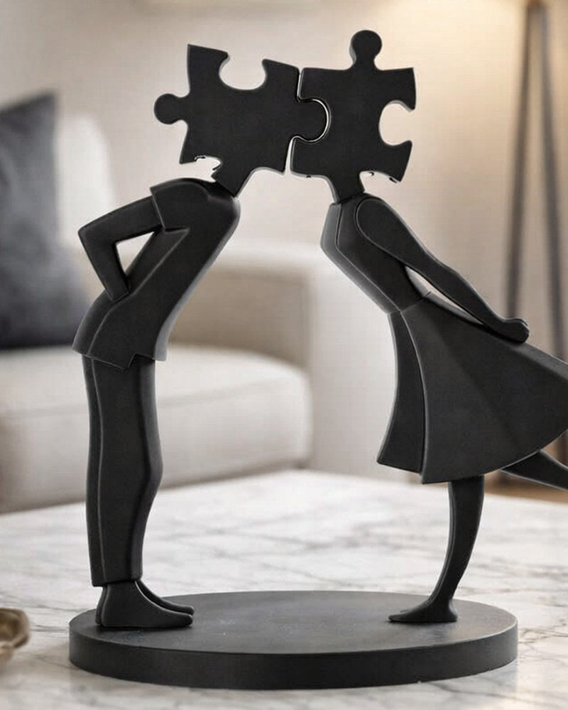 Mat zwarte koppelsculptuur met twee figuren die puzzelstukjes vasthouden – Puzzle Souls voor Valentijnsdag