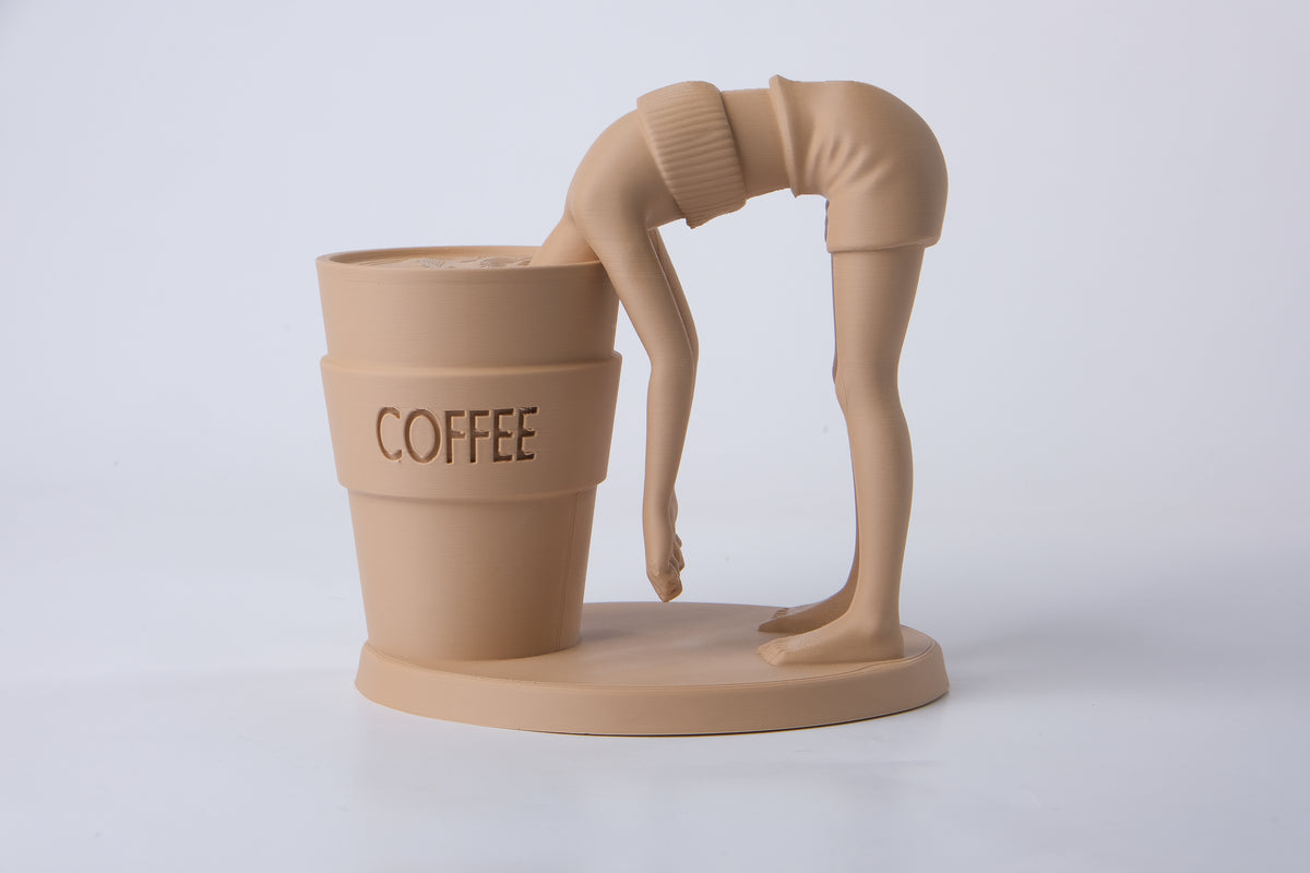 Surrealistisch koffiebeeld op een houten bureau bij een keramische mok en een plantje