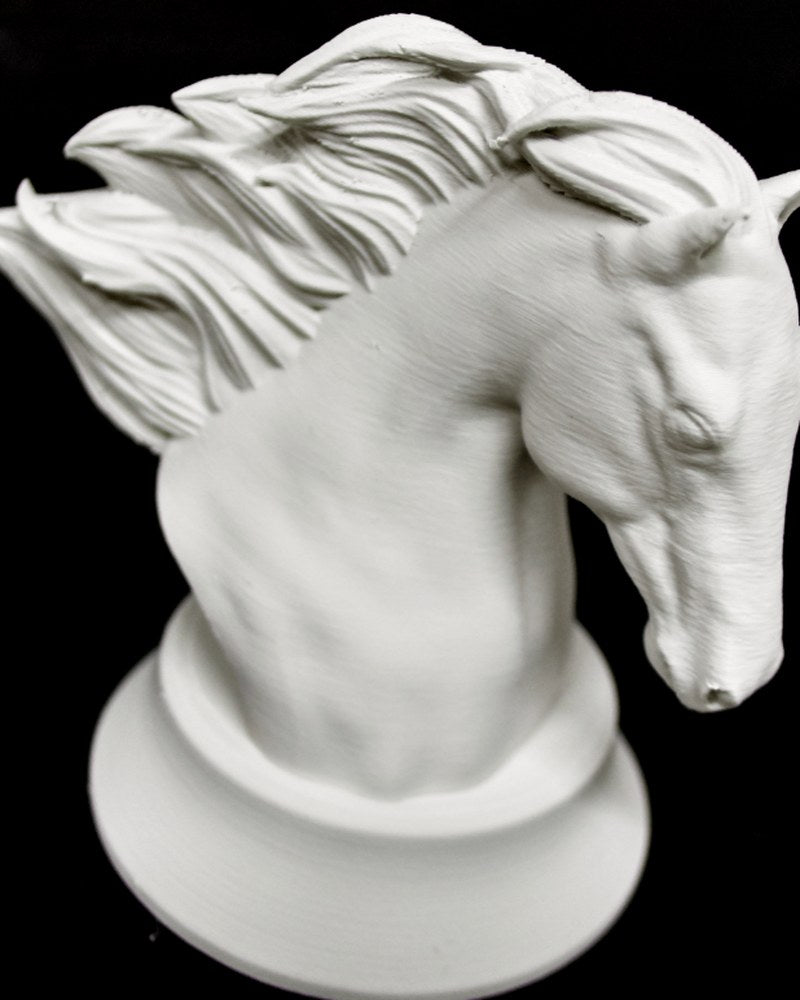 Geometrische paardensculptuur met gefacetteerd lijf en golvende manen, van opzij gezien