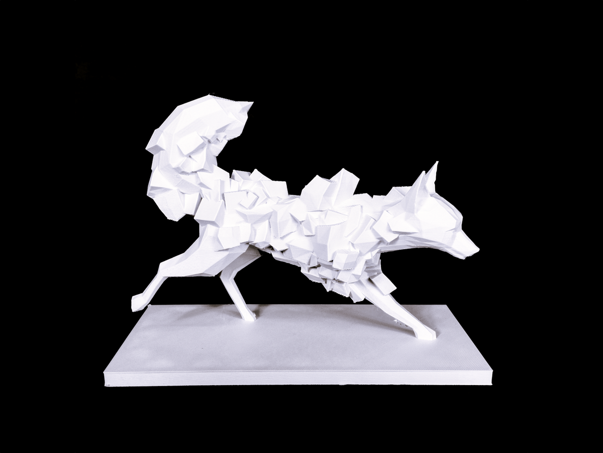 Close-up van scherpe facetten op lowpoly-vossenfiguurtje