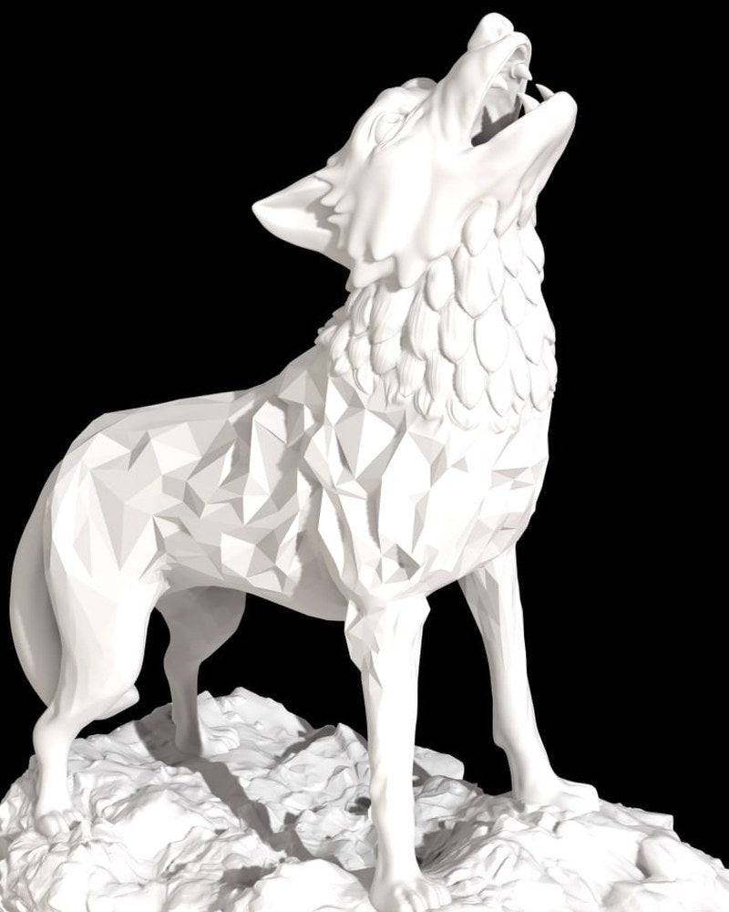 Close-up van een geometrisch beeld van een huilende wolf met hoekige facetten in een neutrale kleur