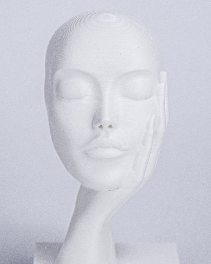 Close-up van het Dreamer's Rest-gezichtsbeeld met gesloten ogen en een hand tegen de wang