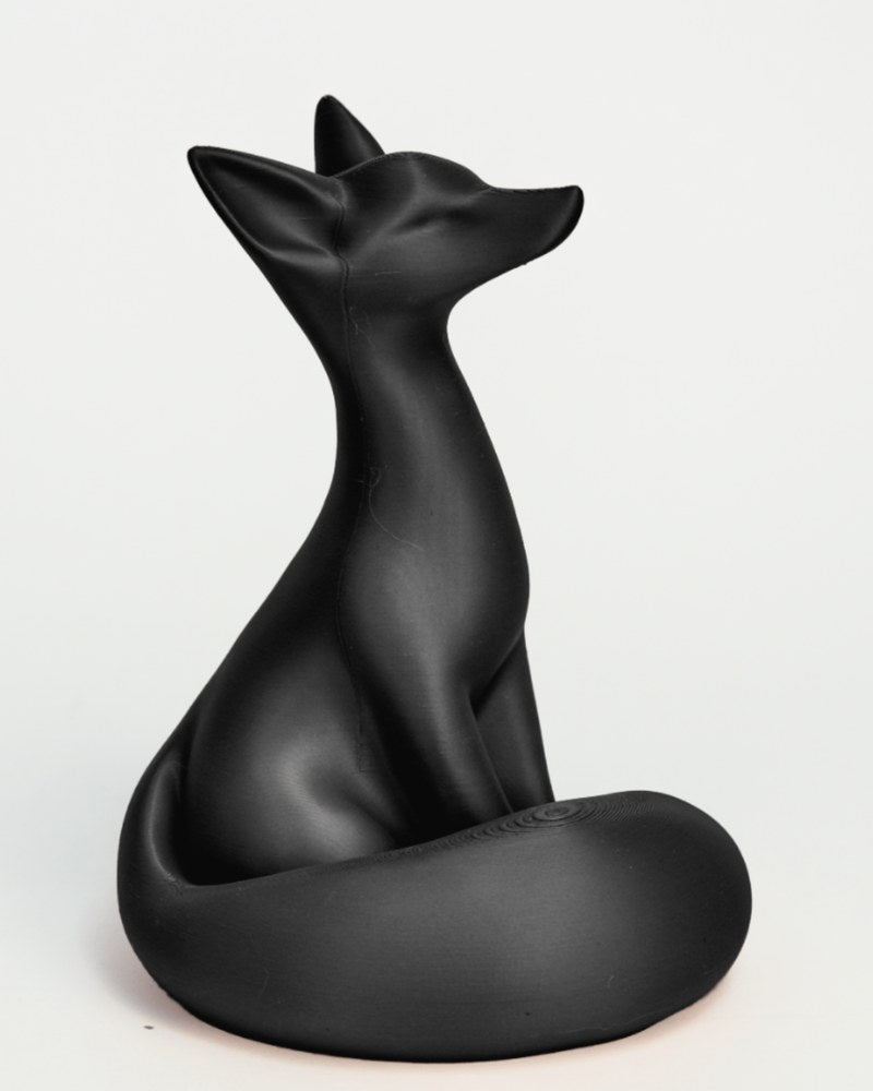 Close-up van het Nocturne Fox-beeld met minimalistische vorm en mat oppervlak