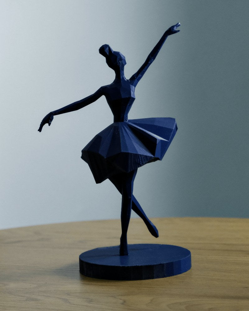 Geometrische ballerinasculptuur in wit met hoekige facetten, van voren gezien
