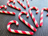 Acht tweekleurige zuurstokken voor de kerstboom