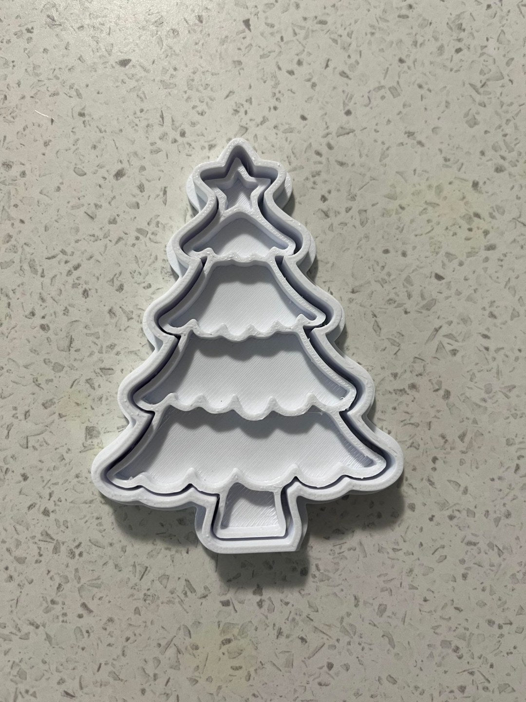 Koekjesuitsteekvorm in de vorm van een kerstboom met stempel