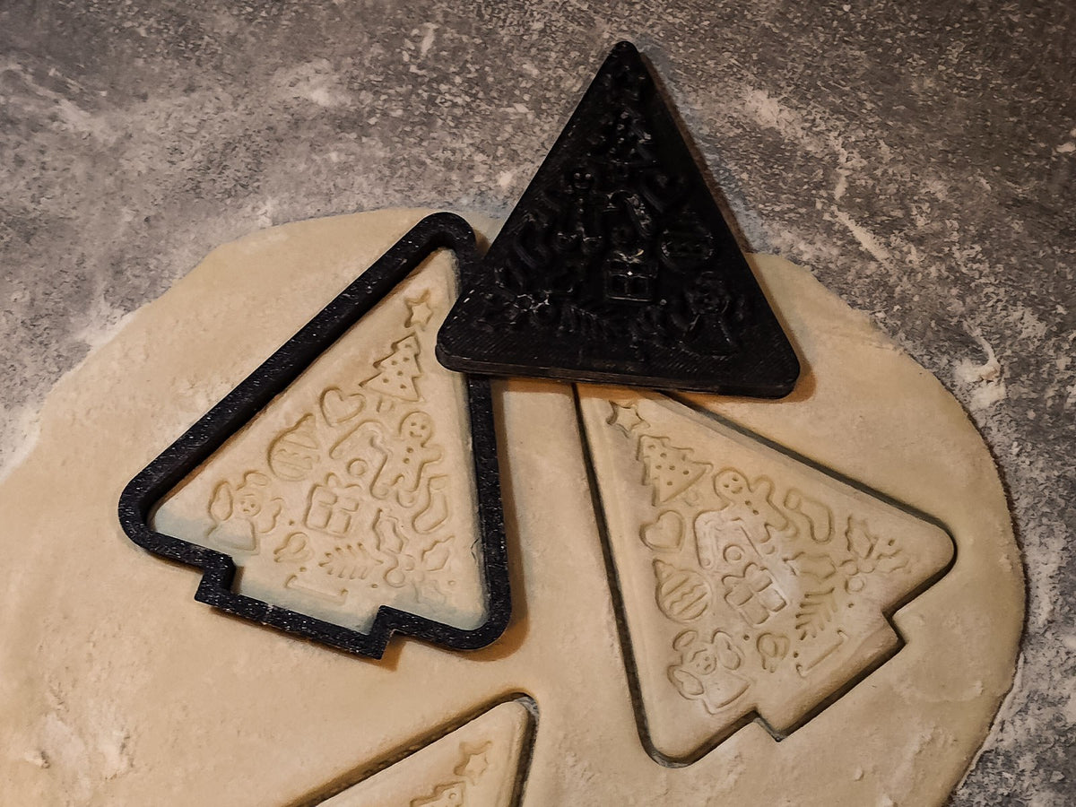 Koekjesuitsteekvorm in de vorm van een kerstboom met stempel